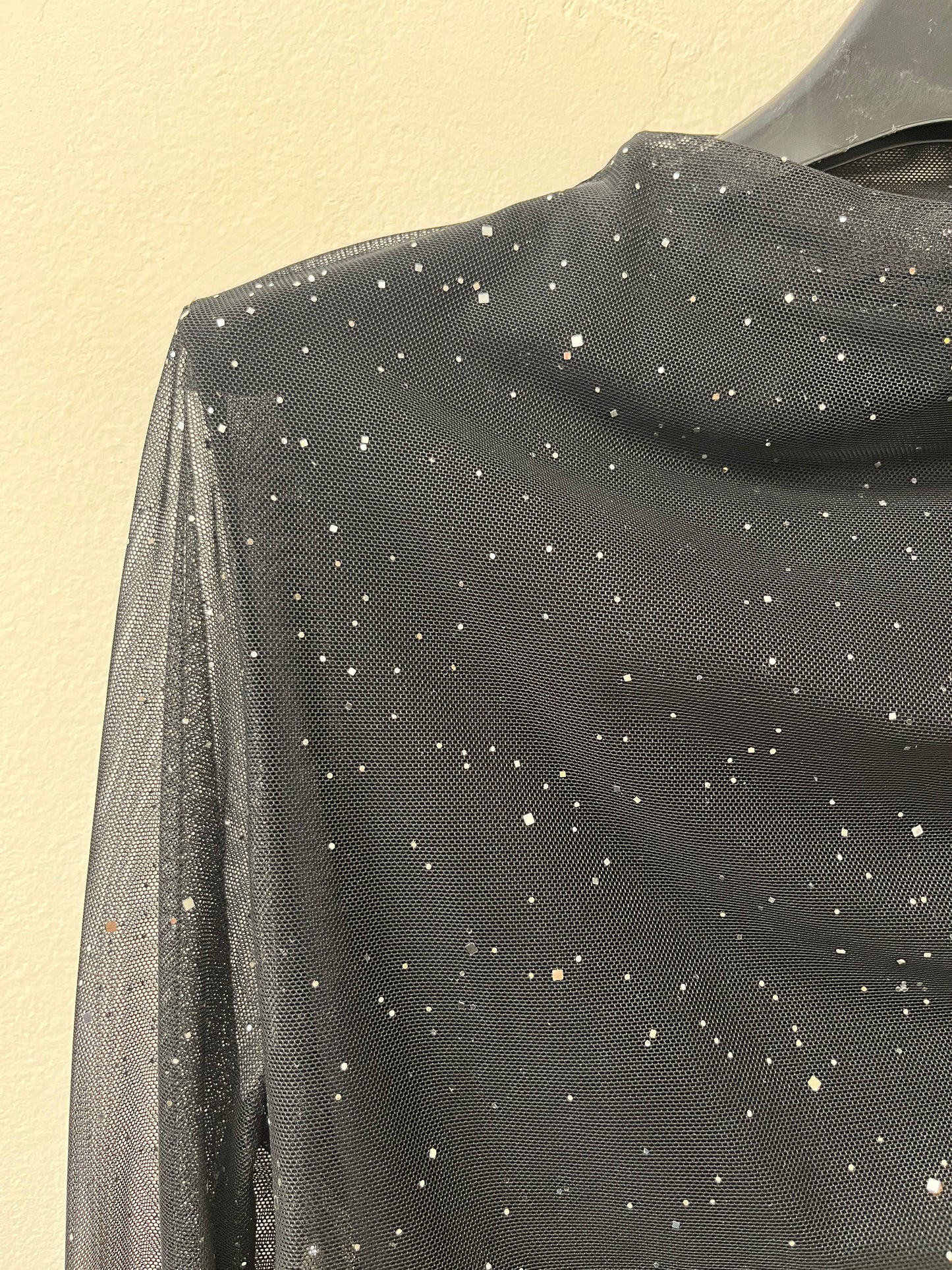 Top tul fruncido brillos negro