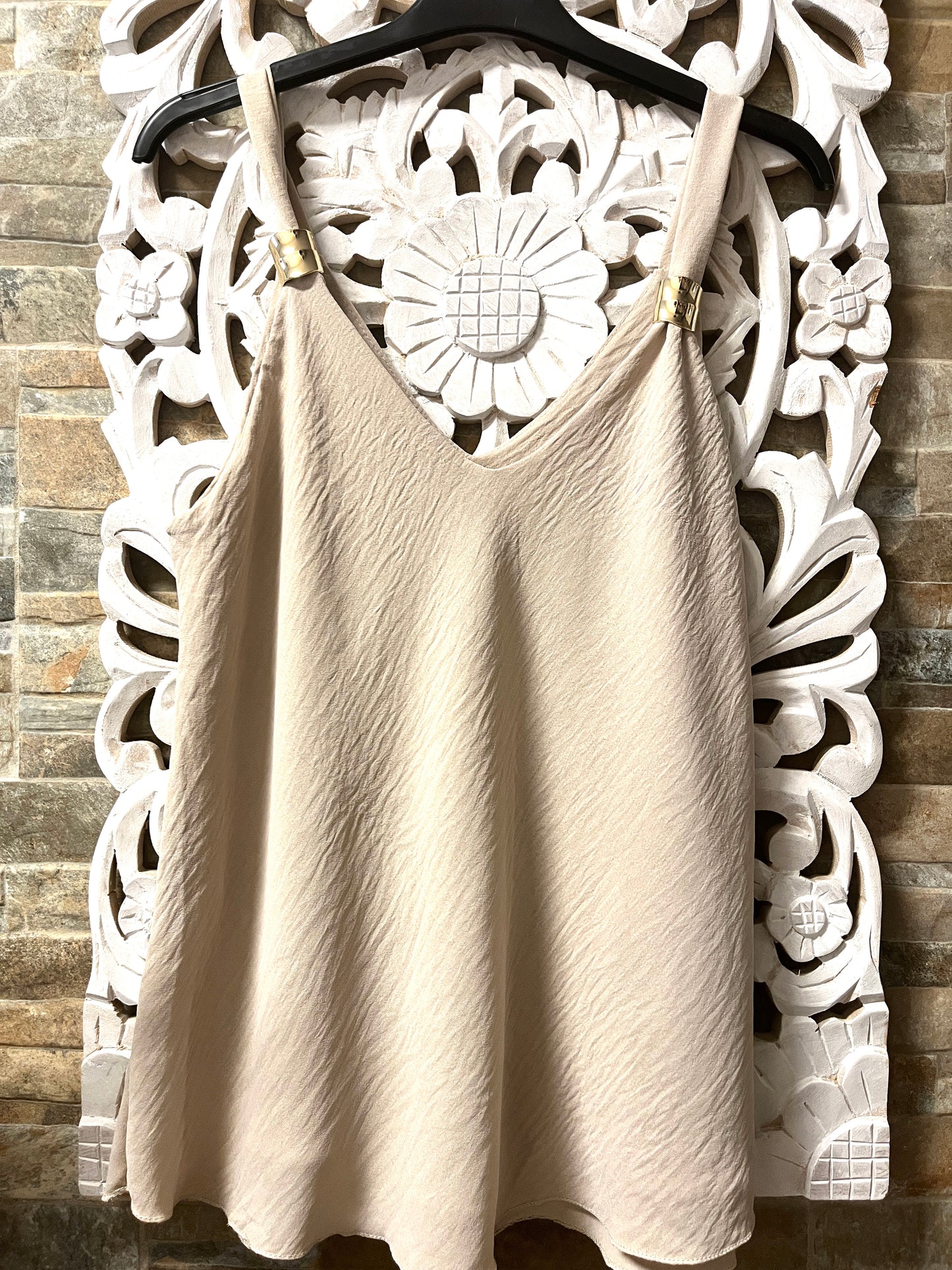Top beis tirantes detalle dorado