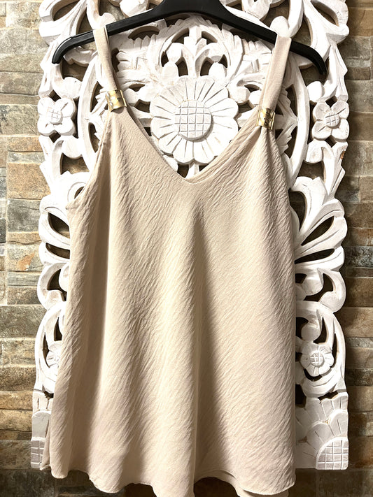 Top beis tirantes detalle dorado