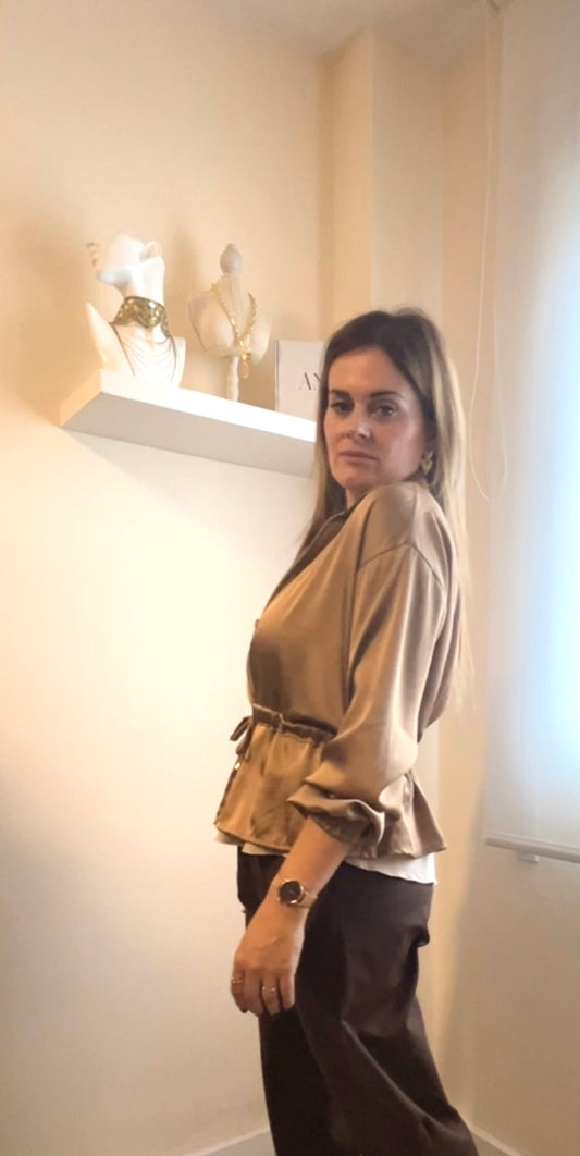 Camisa satinada cintura ajustable
