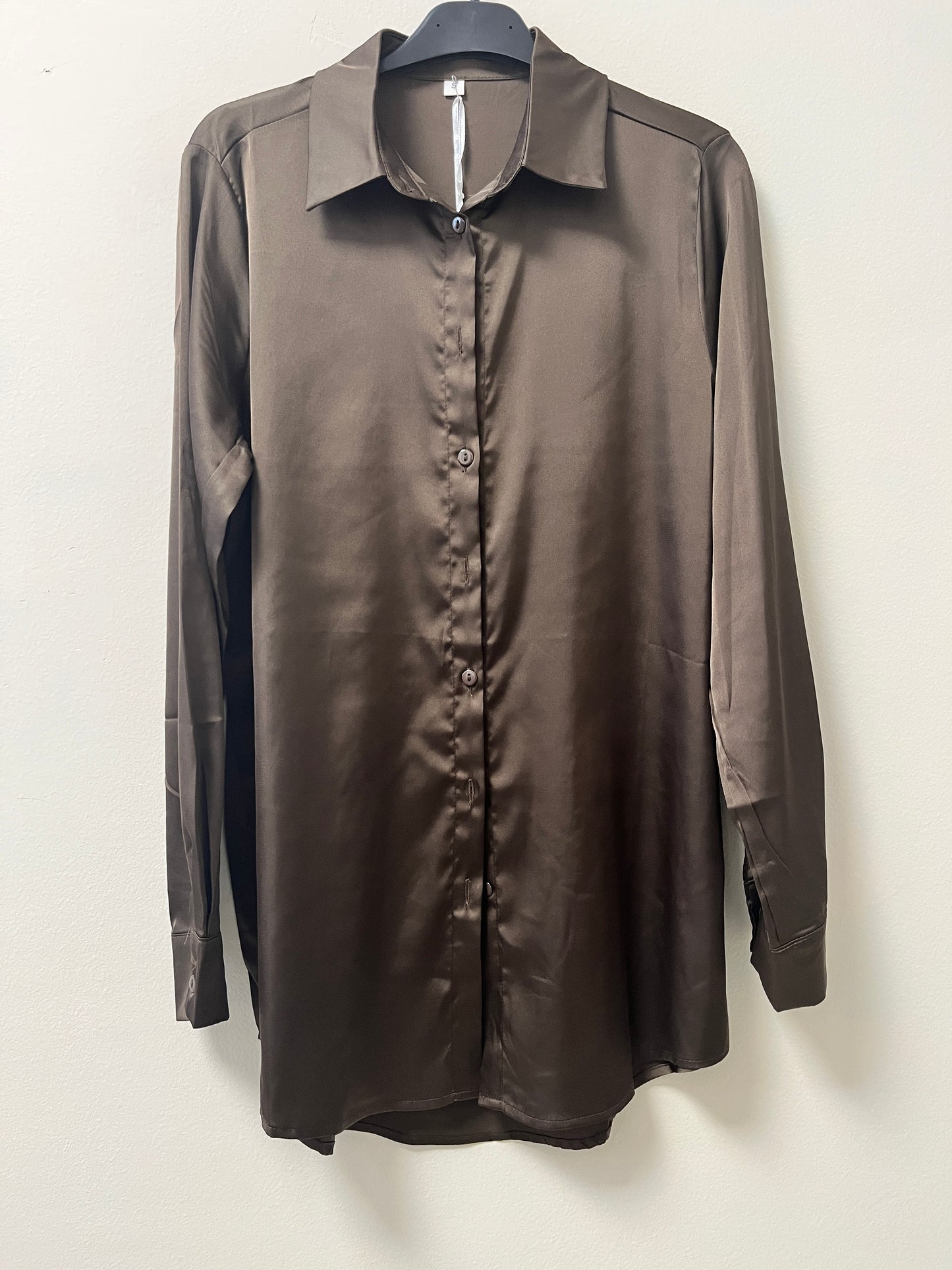 Camisa satinada marrón chocolate